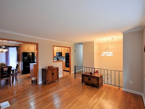 2nd image of 5 Mt Heights Dr