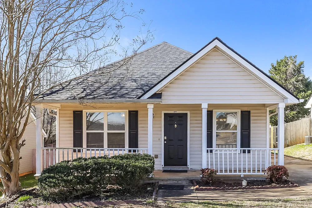3 bed, 1.5 bath, 1092 sqft, $2,240 — Photo 1