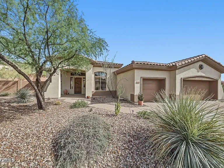 2129 W Legends Way — Photo 2