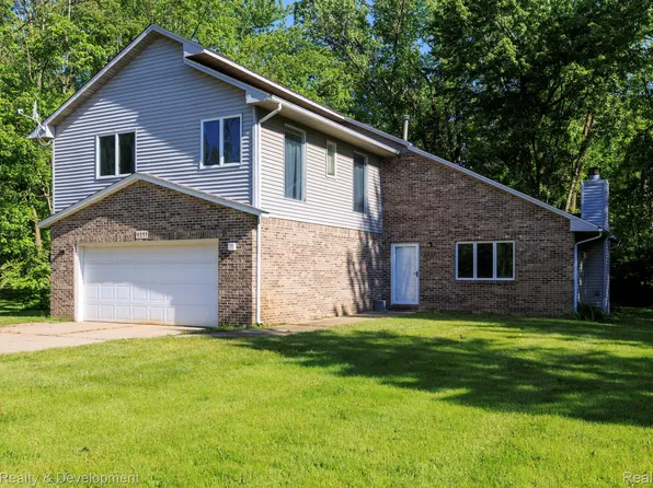 1111 Sarah Rd, Pinckney, MI 48169