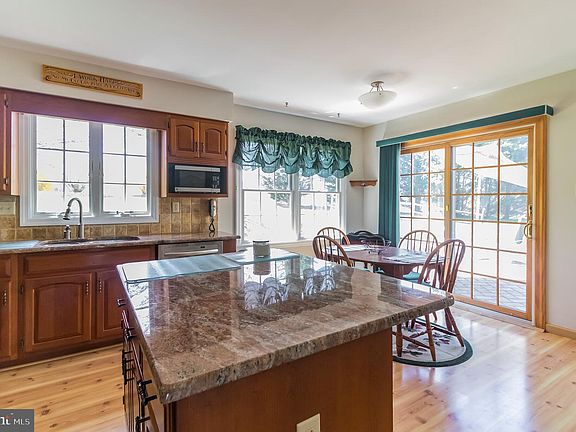 2nd image of 22 Morning Glen Ln