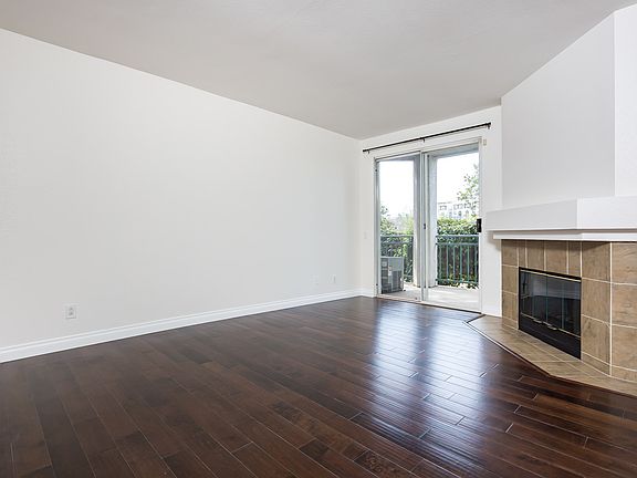 4th image of 2050 Camino De La Reina Unit 112