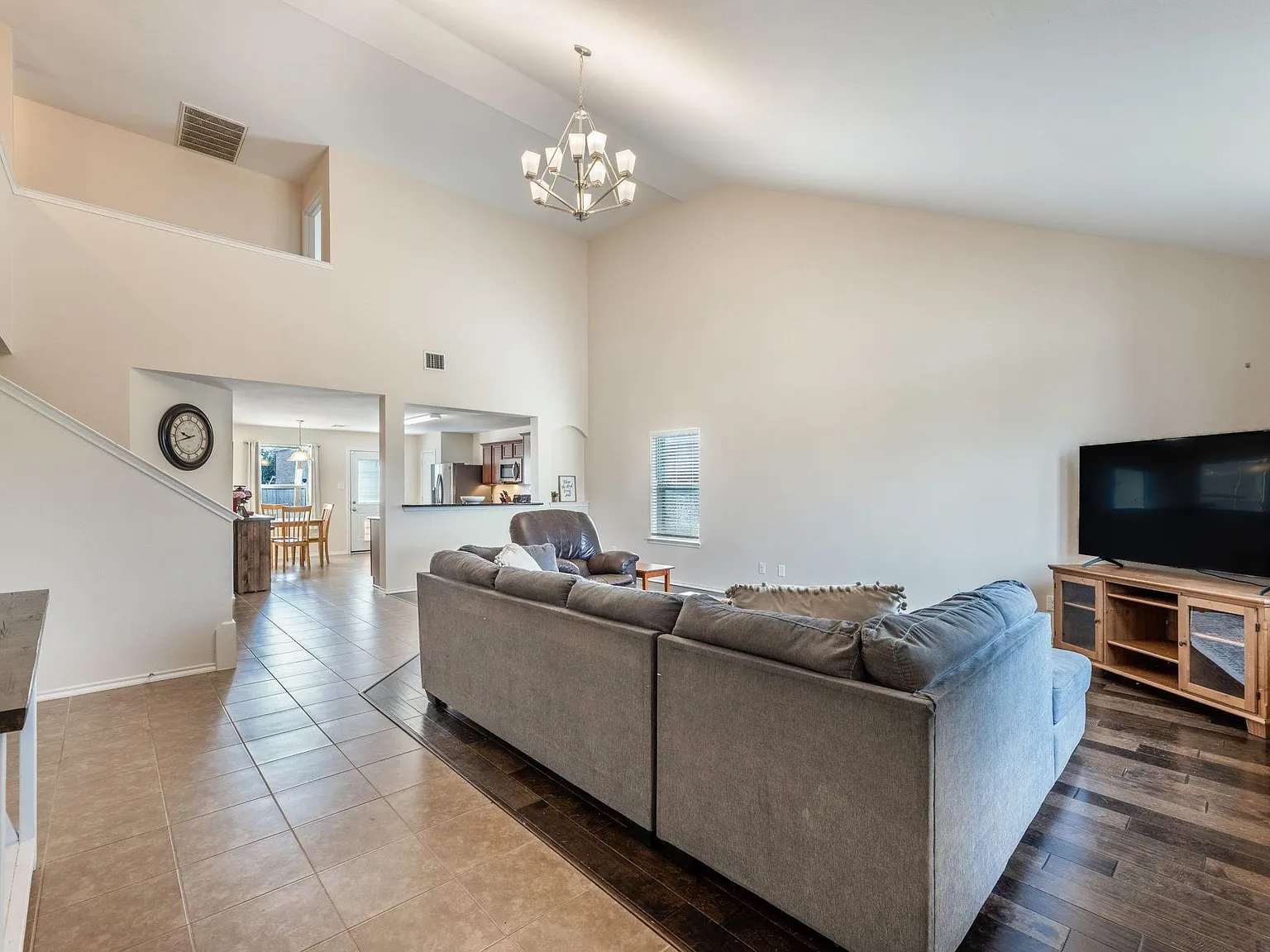 4 bed, 2.5 bath, 2119 sqft, $2,100 — Photo 2