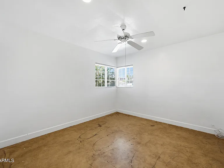 1031 E Vermont Ave — Photo 22