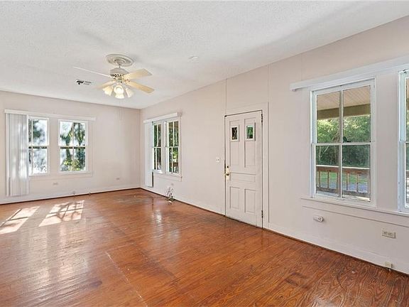 5th image of 109 N Linden St