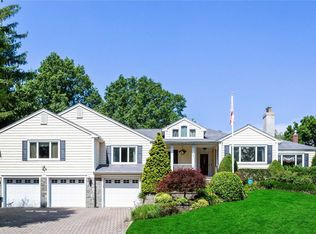 166 Tanners Pond Rd, Garden City, NY 11530