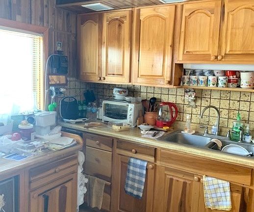 4th image of 1703 Queens Ct