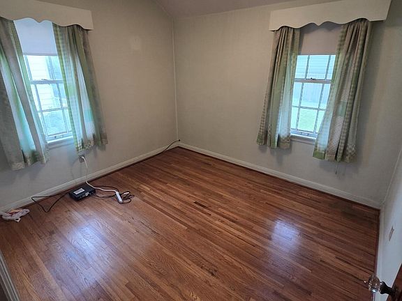 3rd image of 909 Southover Rd