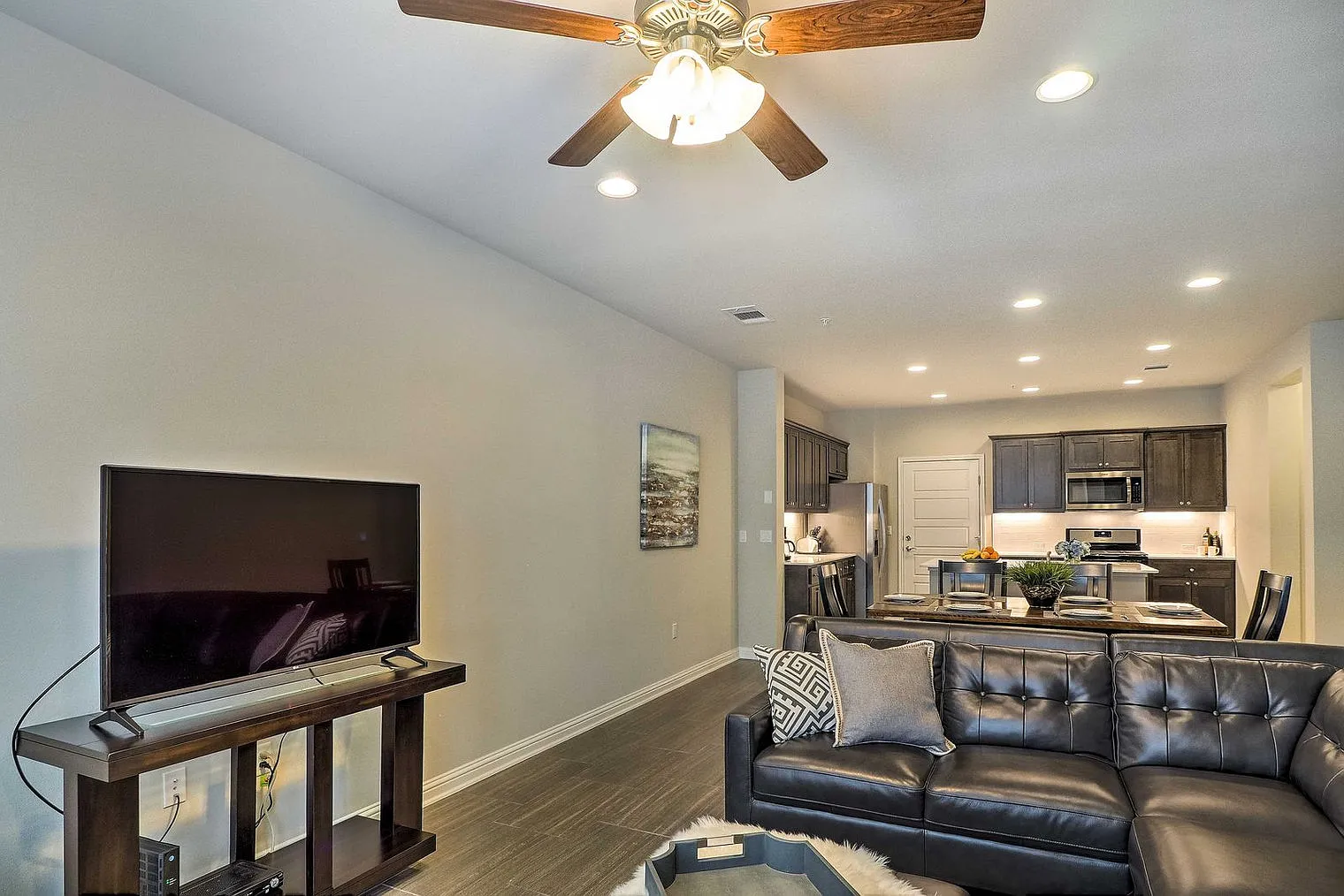 2 bed, 2.0 bath, 1915 sqft, $4,386 — Photo 3