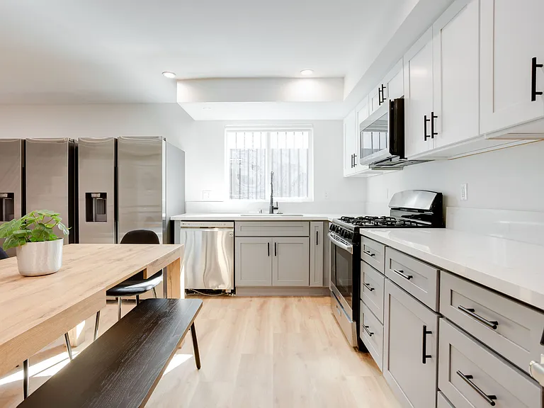 1224 W 37th Pl — Photo 3