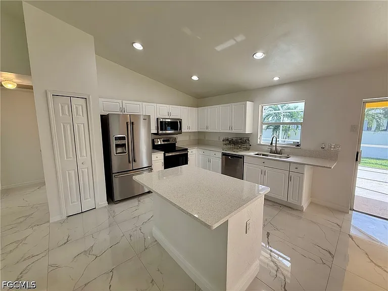 2209 NE 9th Ave — Photo 7