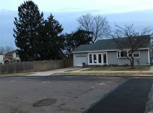7018 266th St, Glen Oaks, NY 11004