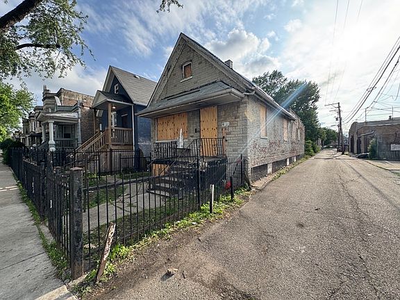 3rd image of 742 N Christiana Ave