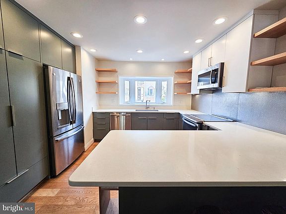 3rd image of 9211 Three Oaks Dr