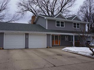 903 E 19th St, Yankton, SD 57078