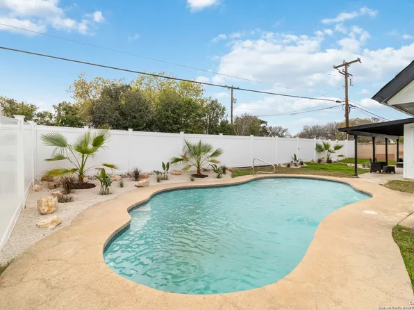 153 Doris, Universal City, TX 78148