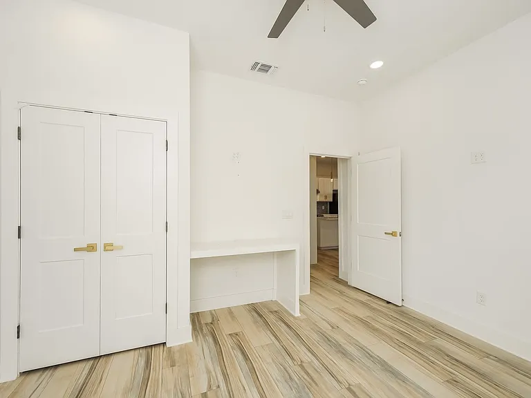 120 E Magnolia — Photo 24