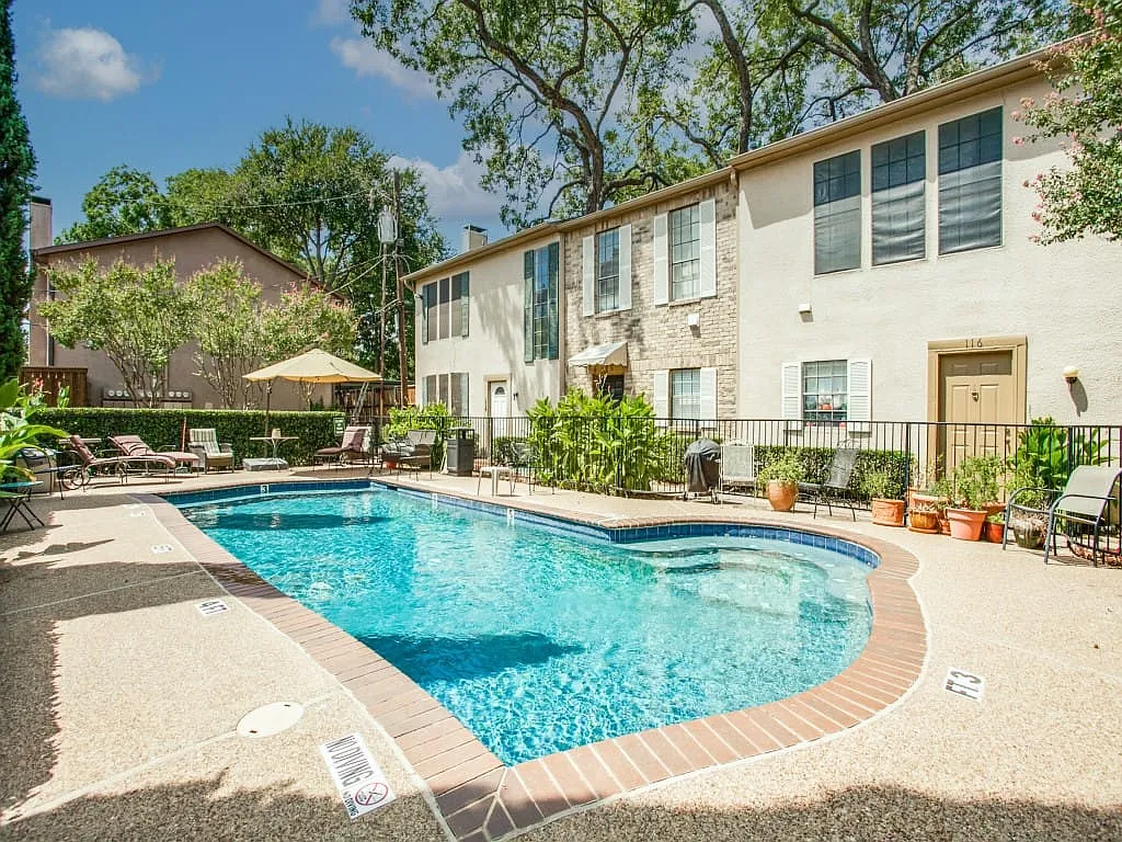 2 bed, 2.5 bath, 1102 sqft, $2,200 — Photo 1