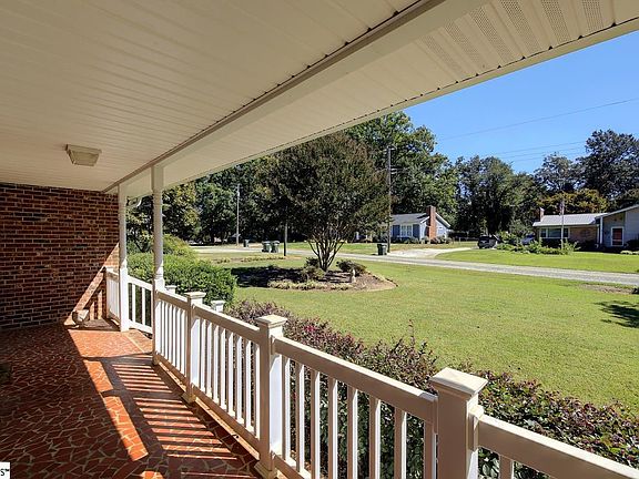 4th image of 127 Bessie Ave