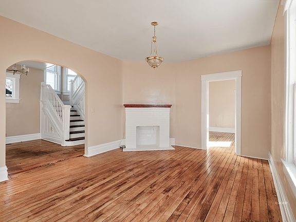 4th image of 320 S 3rd Ave