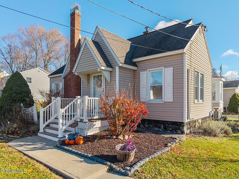 4th image of 590 Sacandaga Road