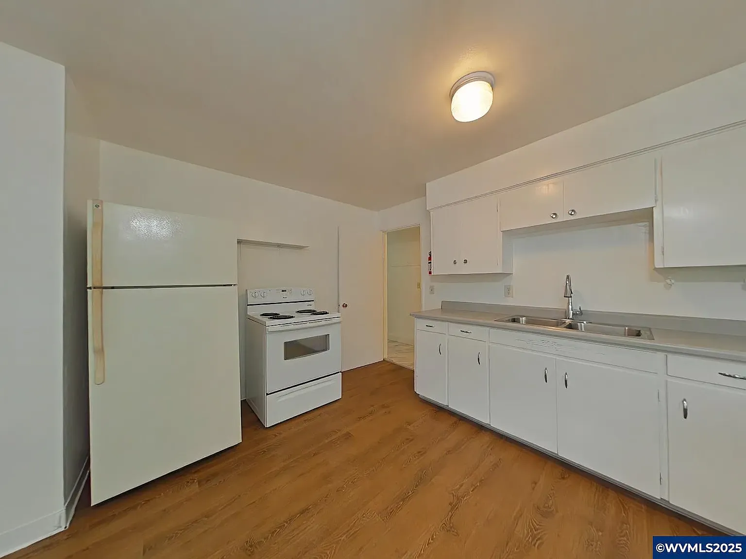 3 bed, 950 sqft, $2,400 — Photo 3