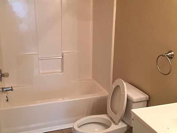 Upstairs Shared Full Bath Room