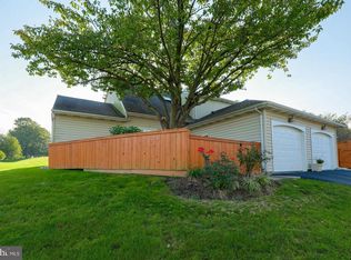 107 Treetops Dr, Lancaster, PA 17601