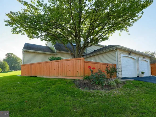 107 Treetops Dr, Lancaster, PA 17601