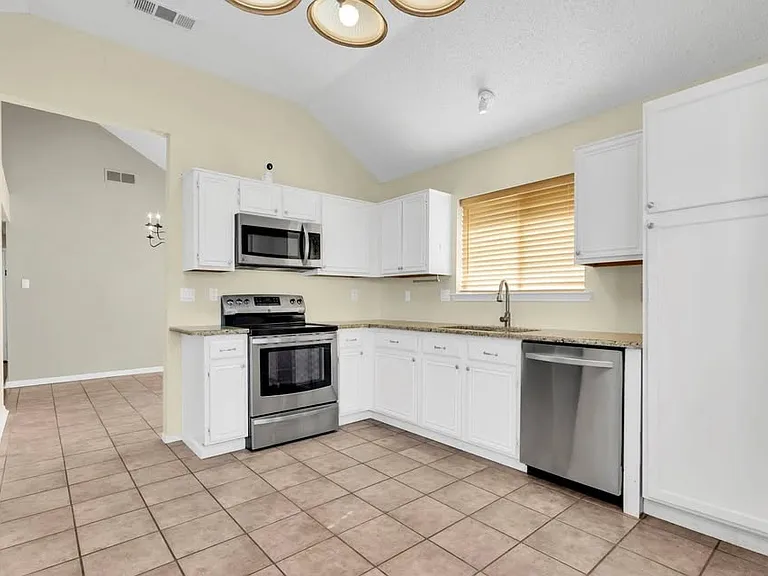 2609 Timberview Cir — Photo 8