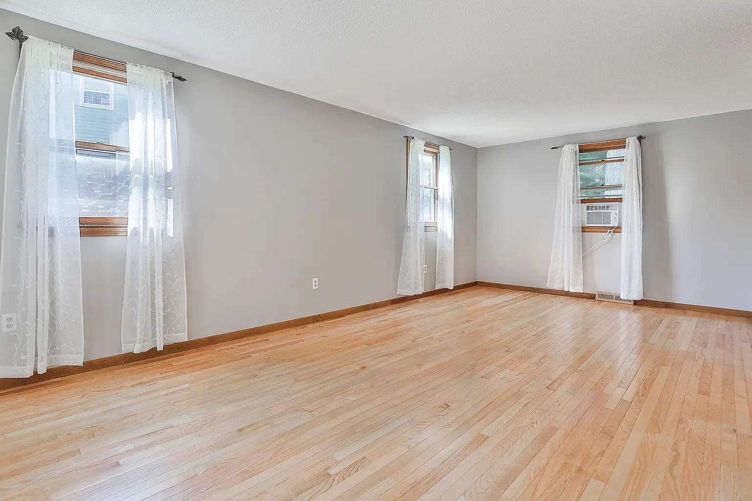 4 bed, 2.5 bath, 3220 sqft, $3,900 — Photo 4