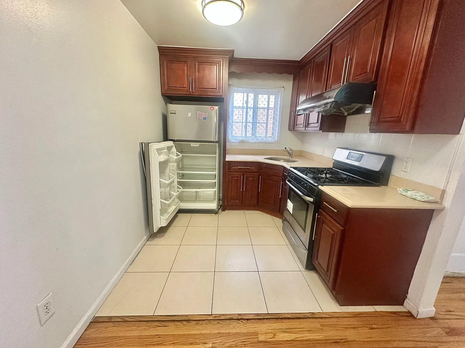 3 bed, 1.5 bath, 1000 sqft, $2,900 — Photo 3
