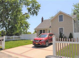 16 Brewster St, Bay Shore, NY 11706