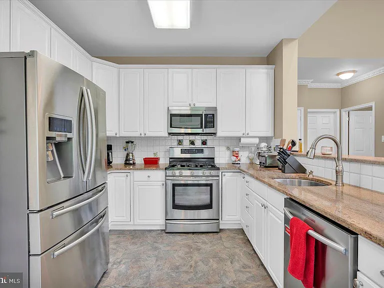 1202 Champlain Dr — Photo 8
