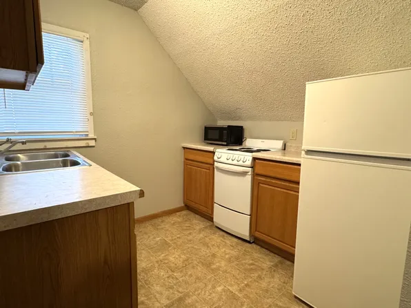 820 7th St S APT 4, Fargo, ND 58103
