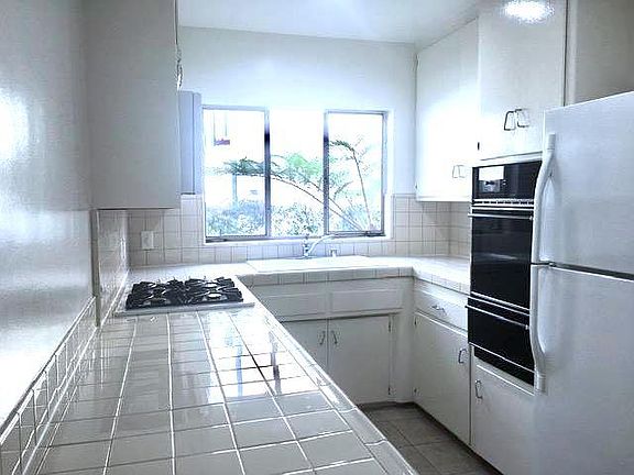5th image of 1515 S Beverly Glen Blvd APT 2
