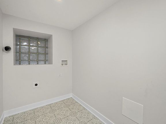 5th image of 2752 W Belmont Ave #G