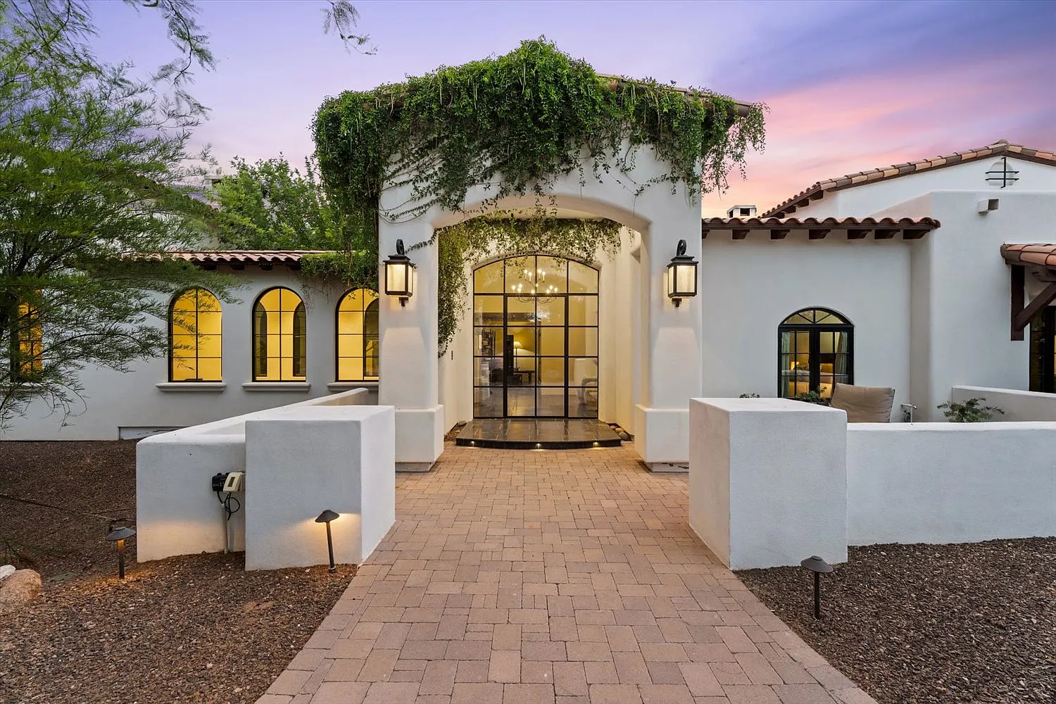 5 bed, 5.5 bath, 6425 sqft, $25,000 — Photo 1