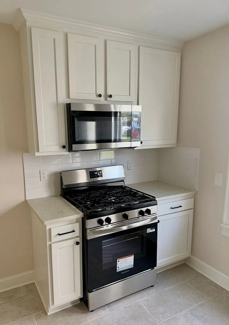 1646 Grace Ave — Photo 3