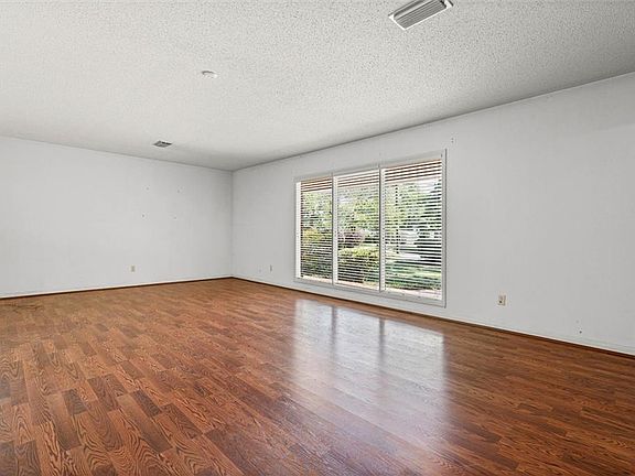 4th image of 4110 Lake Cir N