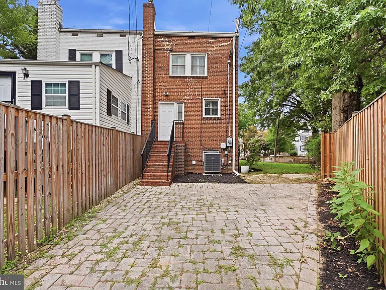 1008 Bashford Ln — Photo 34