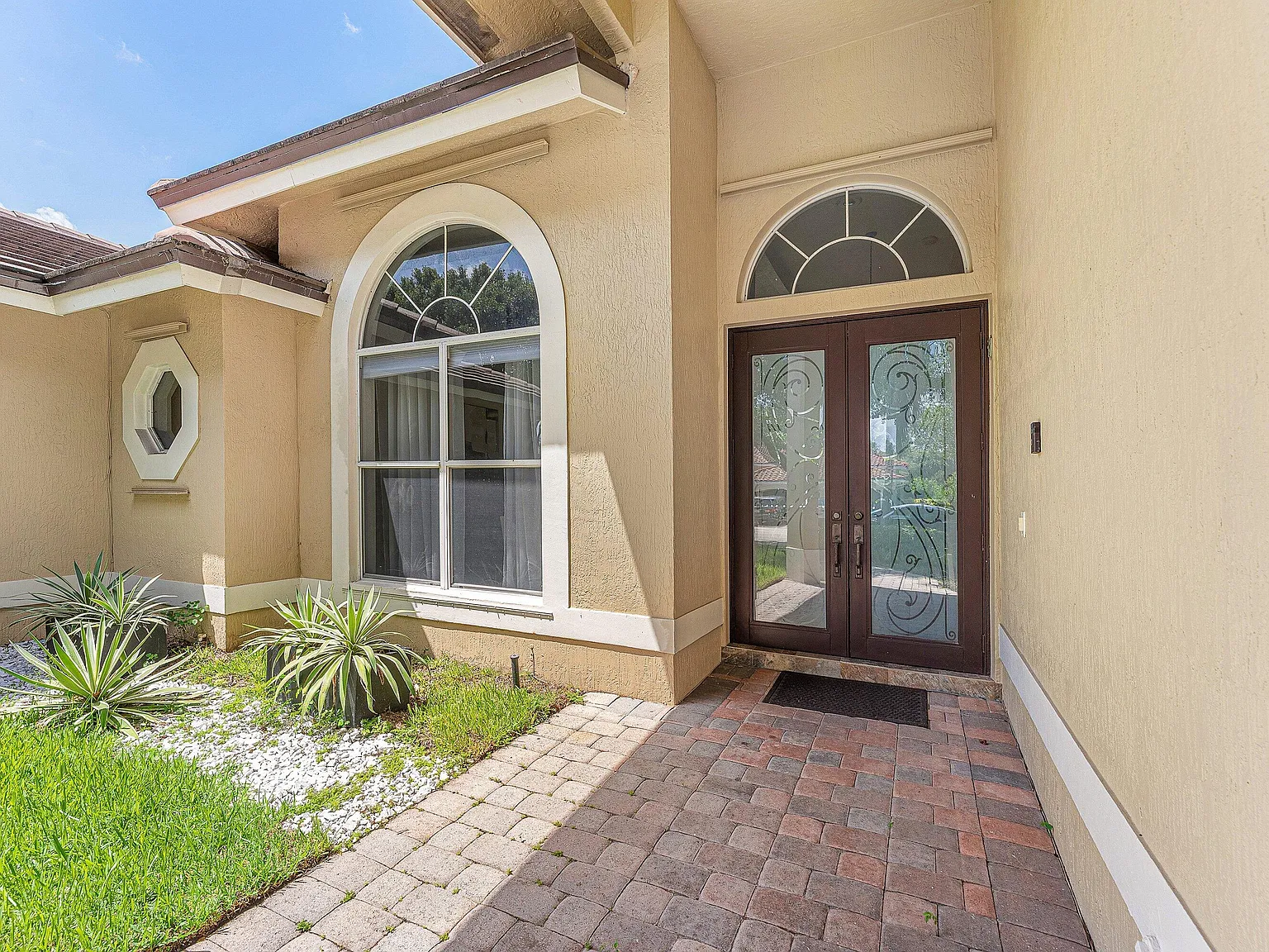 4 bed, 3.0 bath, 2504 sqft, $6,300 — Photo 3