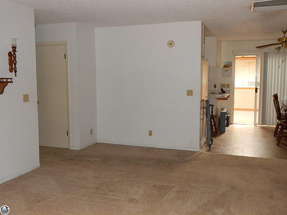 3rd image of 19190 Hillsdale Dr