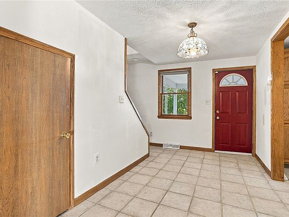 4th image of 410 Main St