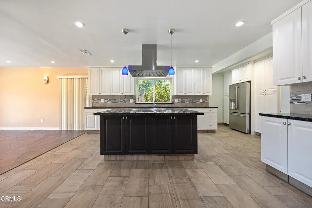 4 bed, 2.5 bath, 1924 sqft, $5,680 — Photo 4
