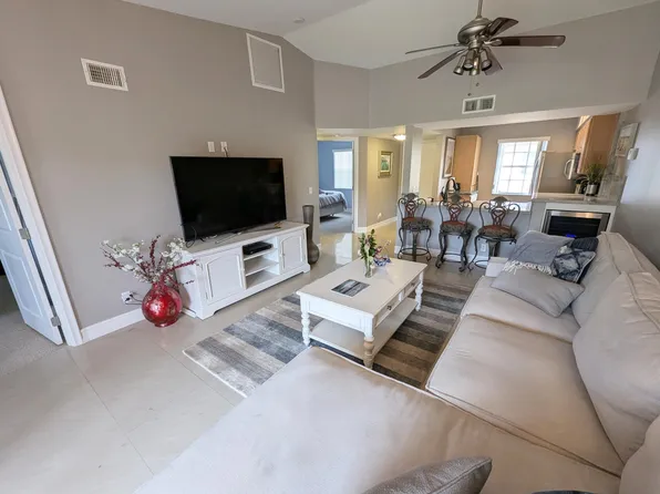 1045 Lake Shore Dr APT 202, Lake Park, FL 33403