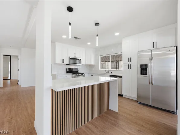 4557 Royal Ridge Way, Las Vegas, NV 89103