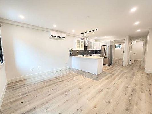 3rd image of 260 17th St Unit 1