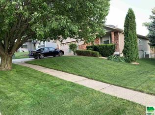 4600 Cherrywood Ln, Sioux City, IA 51106