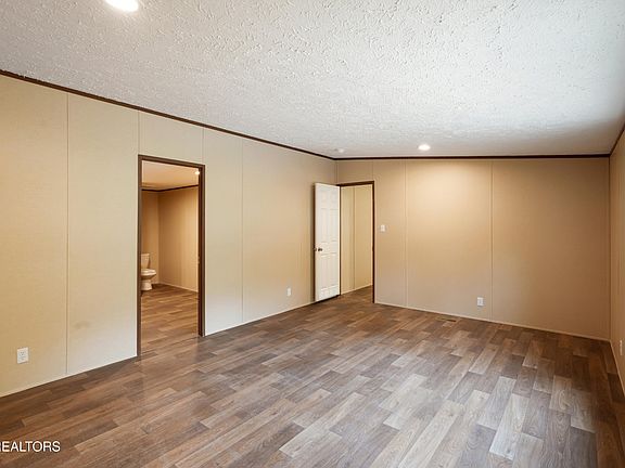 4th image of 815 Valley Dr